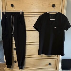 Figs Black Scrub Set